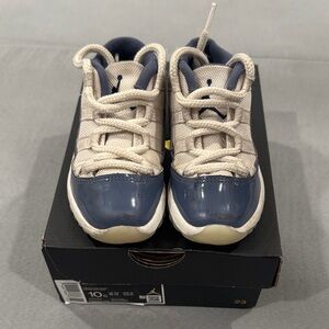 Nike Kids Navy and Beige Sneakers